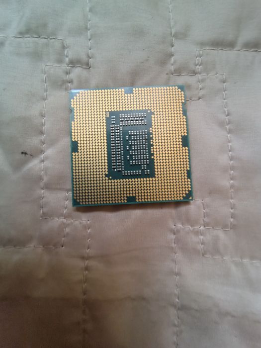 Vând procesor Intel Core i7-3770, 4 nuclee / 8 fire, 3.40 GHz (3.90 GHz Turbo), socket LGA1155. Funcționează perfect,