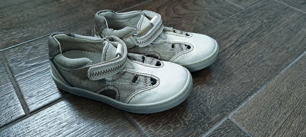 Vând încălțăminte copii