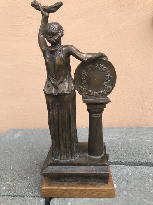 Statuetă din bronz signat