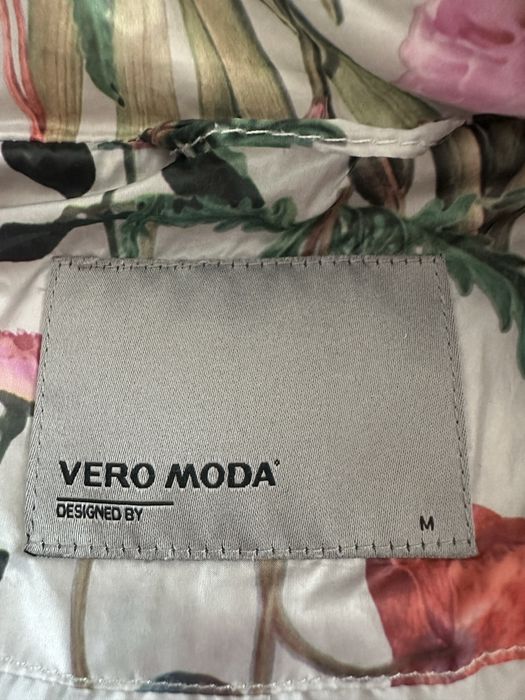 Geaca cu model floral stare impecabila