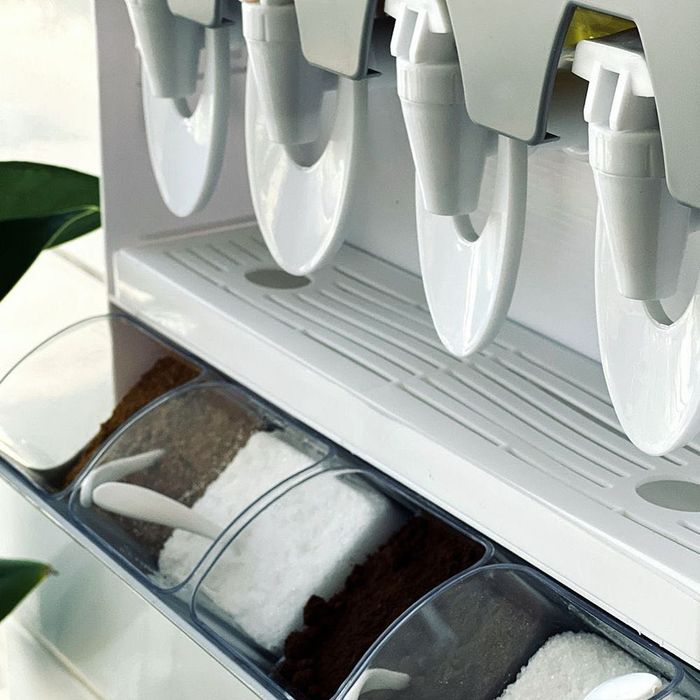 Стенен органайзер за течни и сухи подправки.