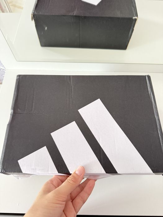 Оригинал кроссовки Адидас.