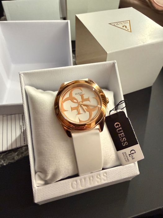 Бял часовник Guess със силиконова каишка