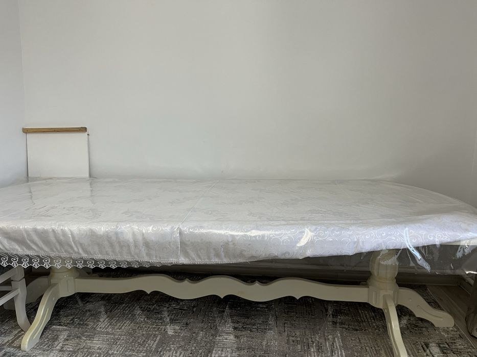 Стол белый -для гостей 120000