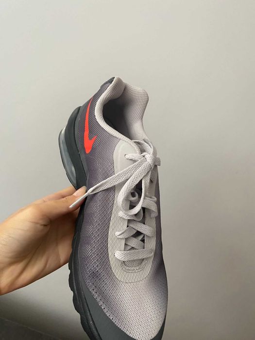 Vand adidasi Nike Air Max Invigor