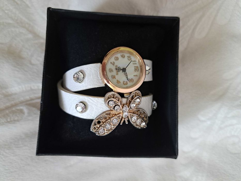 Дамски часовник тип гривна