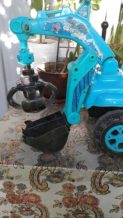 Синий эксковатор игрушка