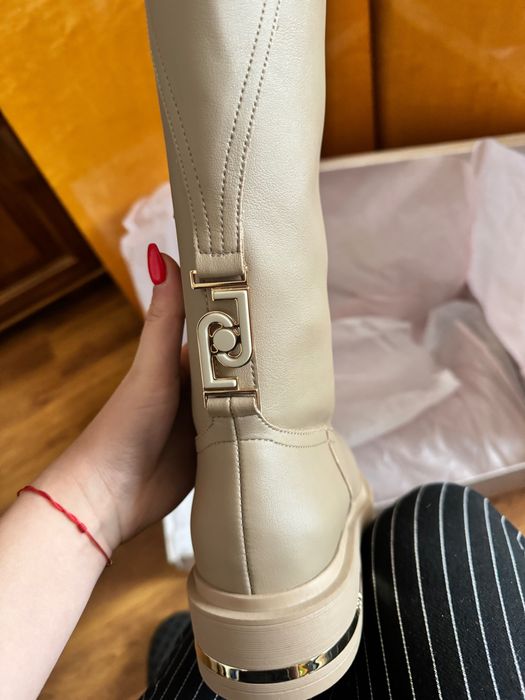 Нови и оригинални ботуши Liu Jo