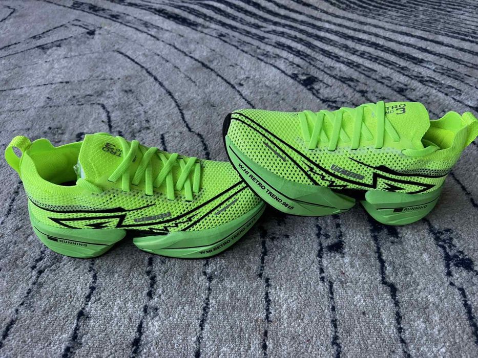 Дамски спортни маратонки.