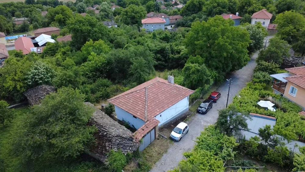 Двуетажна къща в с. Янтра