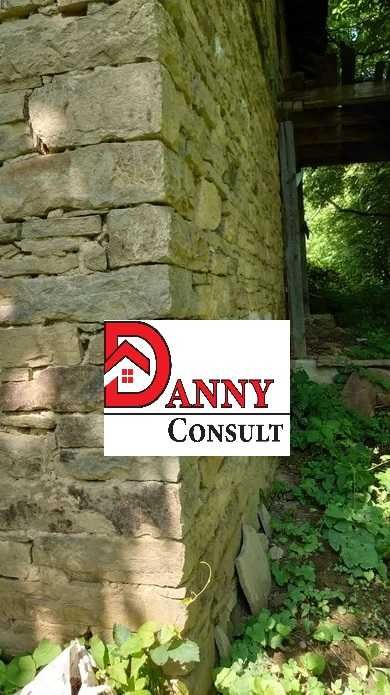 Стара къща с двор в с. Врабците