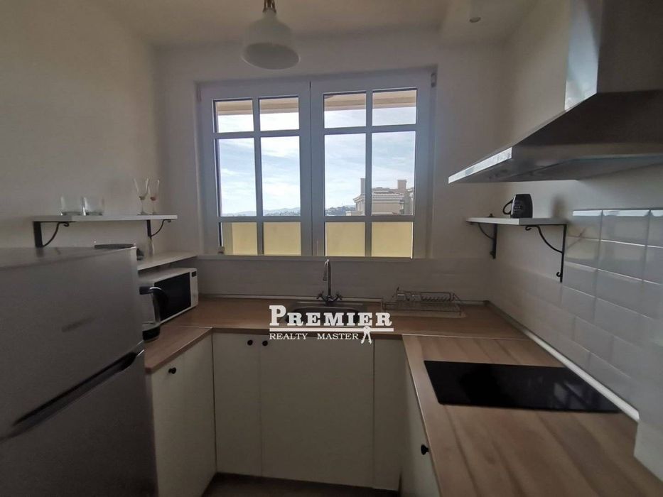 Голям тристаен апартамент в Черноморец на първа линия