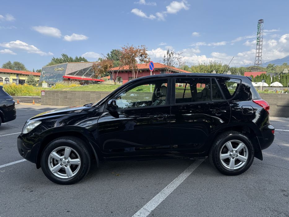Автомобиль Toyota Rav4