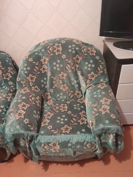 Мягкая мебель. Диван и одно кресло.