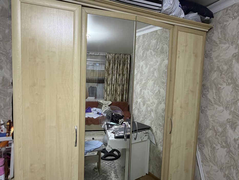 Продам дешево шкаф и тумбочки