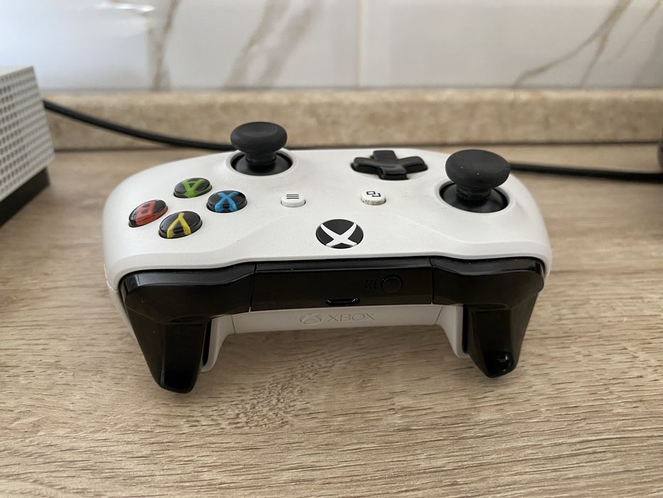 Продам XBOX 1 S  1TRB