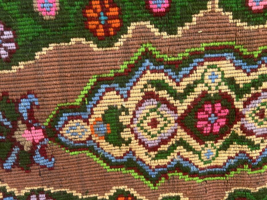 Стари но не използвани тъкани ковьори със наситени цветове за стена.