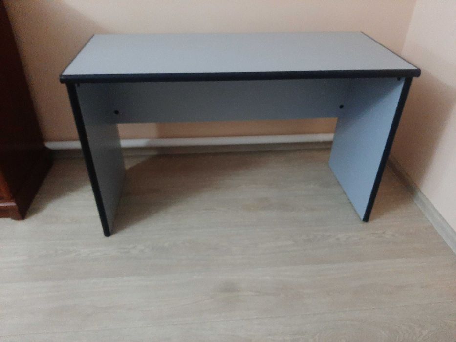 Стол крепкий,  износостойкий.