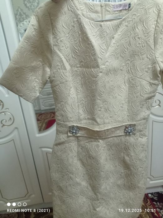 Oq ko'ylak Kiyganda juda chiroyli turadi