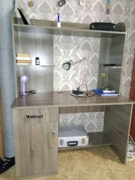 Продам отличный письменный стол