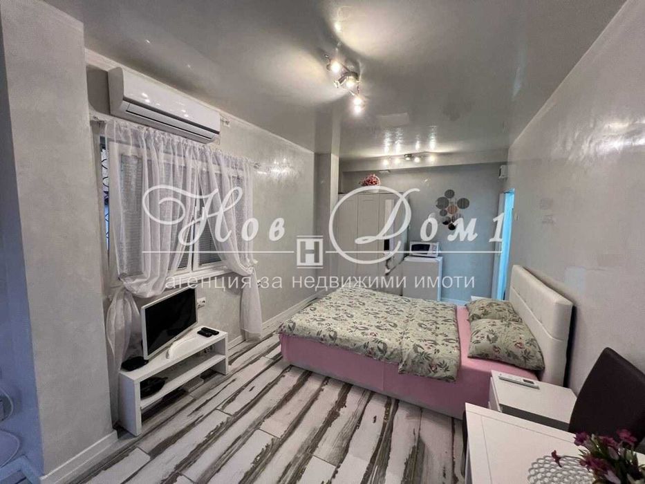 Дава се под наем Едностаен апартамент в Варна, Център - 20 кв.м за 255 € - Снимка #1