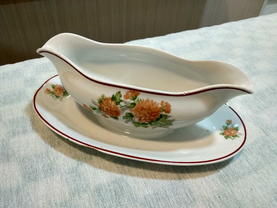 Соусник с блюдцем, сливочница.