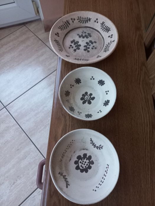 Farfurii albe de perete