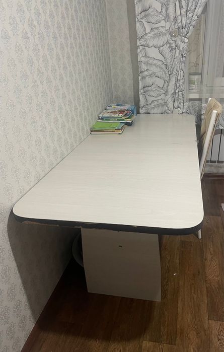 Кухонный уголок со столом