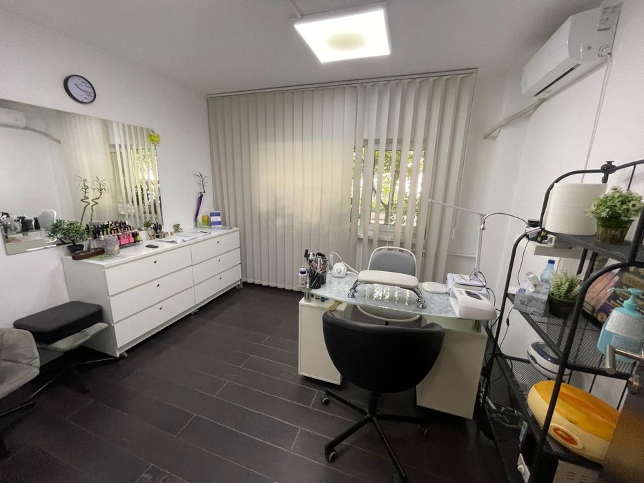 Ofer spre inchiriere cabinet cosmetica/makeup