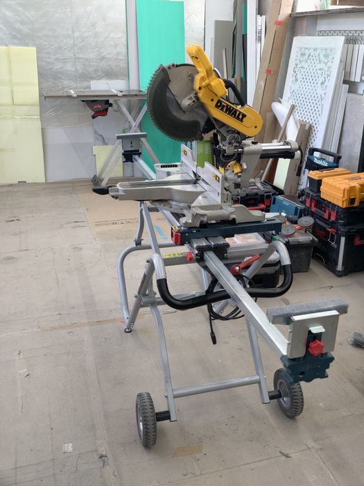 Пила торцовочная DeWALT DWS780