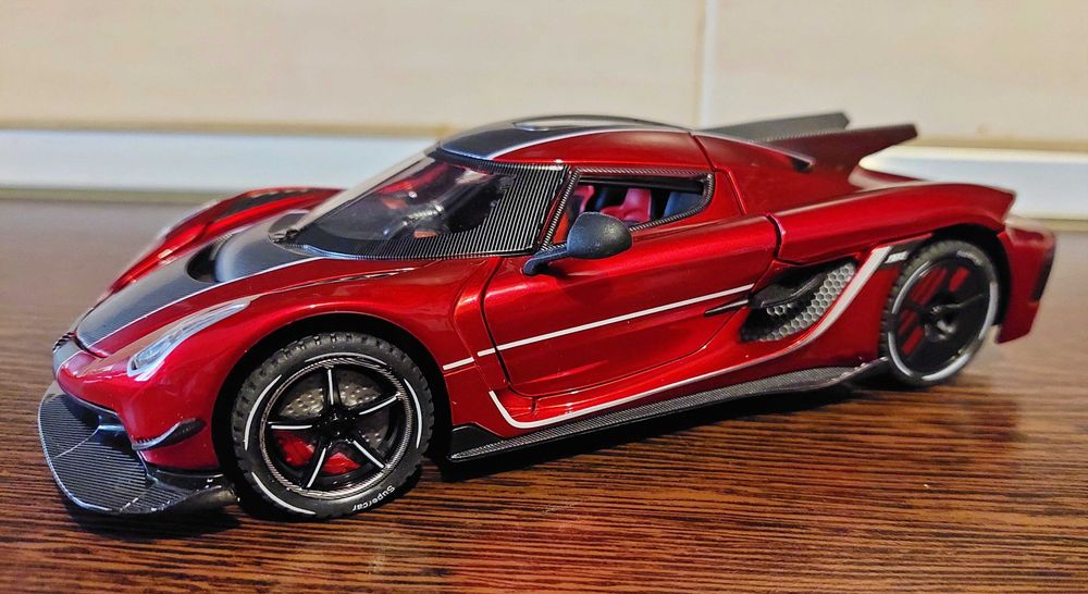 Koenigsegg Jesko Attack 1:24 Cadou Craciun Macheta Colectable NOUA