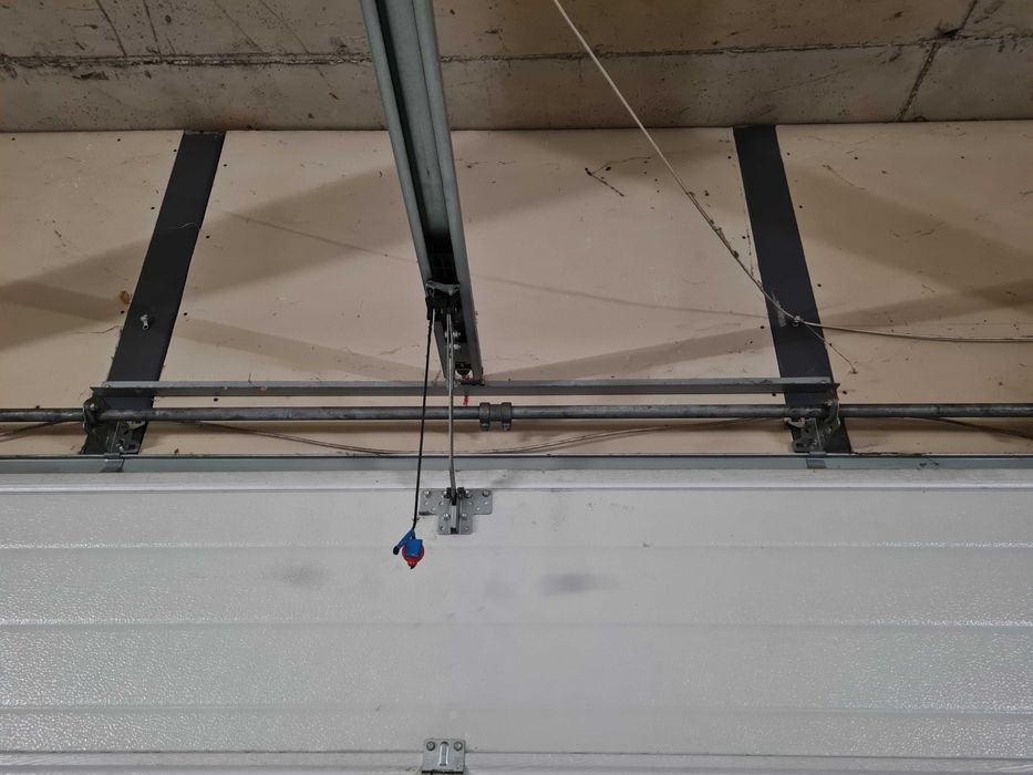 Секционна гаражна врата