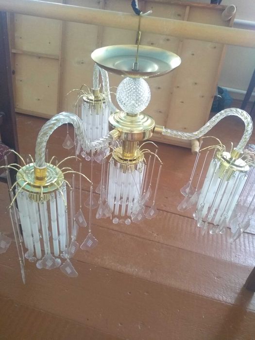 Lyustra satiladi  2 Dana bahasi 100 miň swmnan. Toliq isleydi.