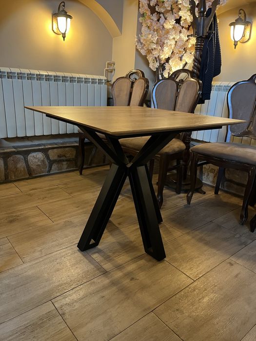 Трапезна/ холна маса от дъб с метални крака- скосена