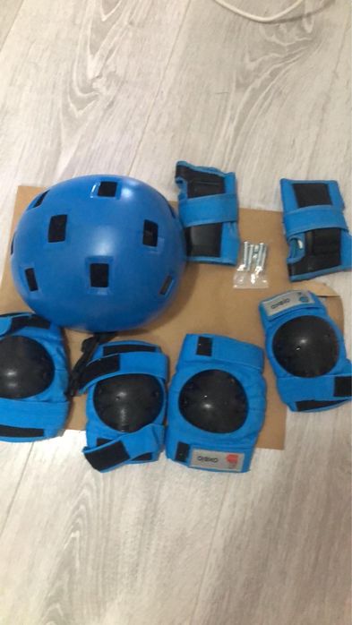 Set aparatori  cotiere, genunchiere pentru copii, marimea S + casca protectie ( trotineta, skatebord )