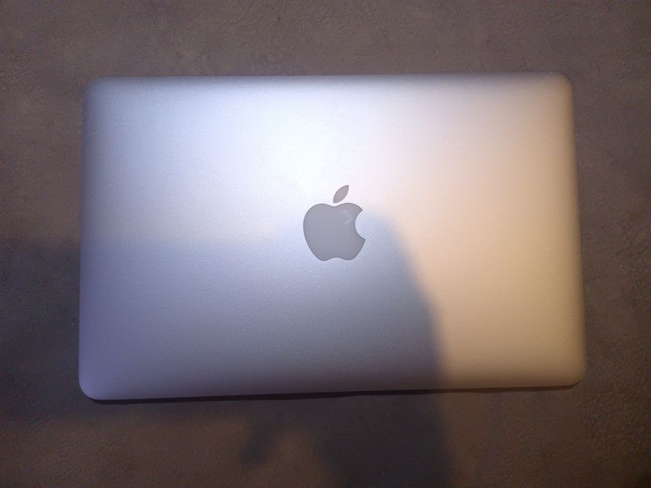 Aple MacBook Air 11.    (A1370)