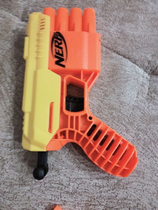 Две игрушечные пушки Nerf.