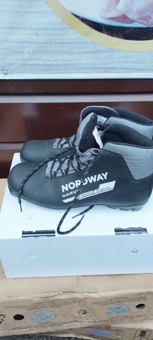 Лыжные ботинки. Лыжные рукавицы