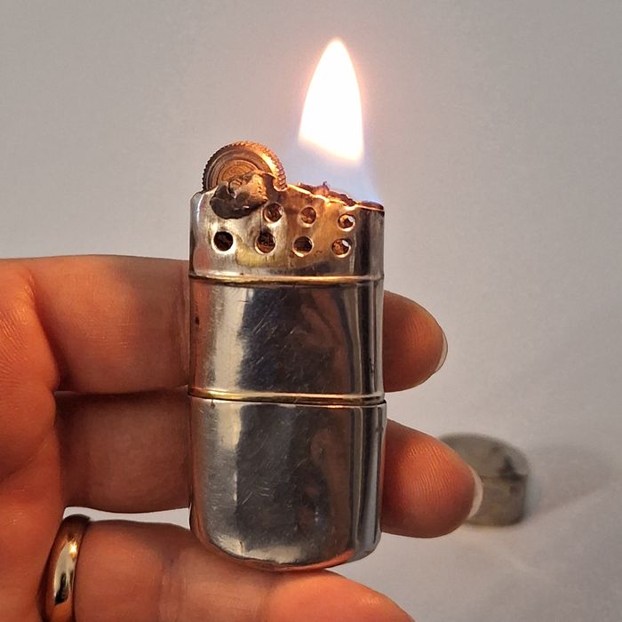 Bricheta Tommy lighter anii 40