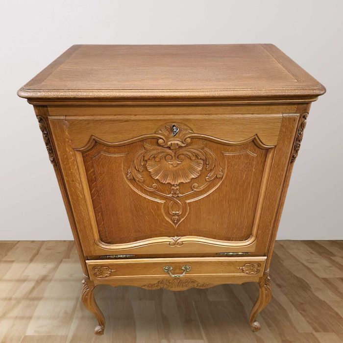 Ръчно резбован шкаф барче от бял дъб в стил "ЛУИ XV"