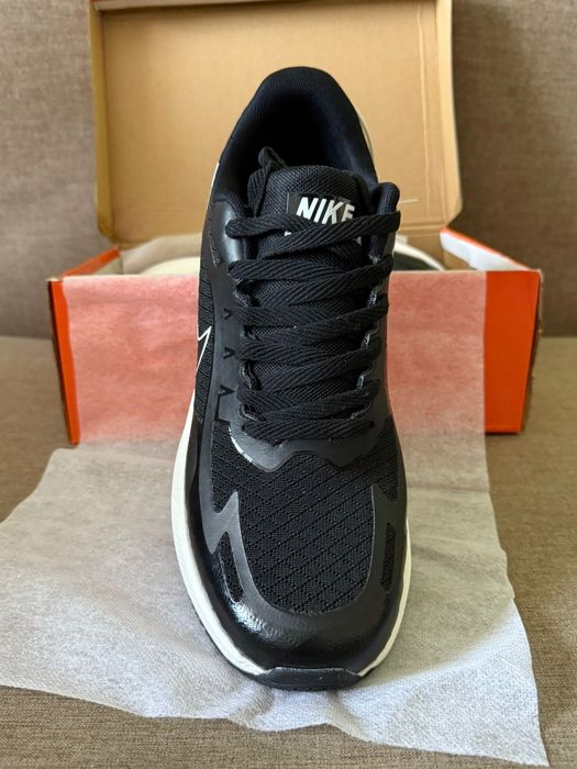 Кроссовки  фирмы NIKE