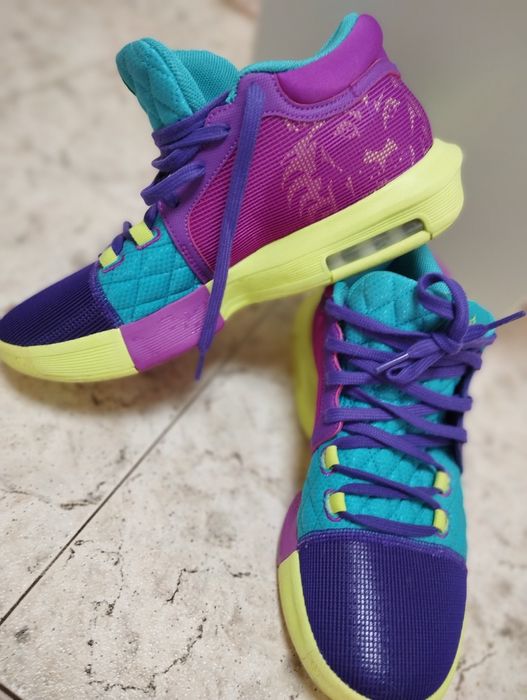 Омекотени баскетболни маратонки NIKE  LeBron Witness 8