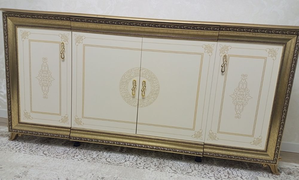 Консоль для гостиной