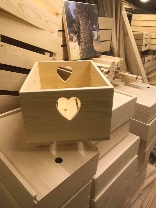 Декоративна дървена щайга с дръжки сърце ръчна изработка