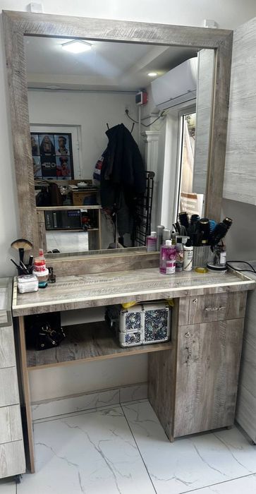 Продается парикмахерский  столик. В хорошем состояние.