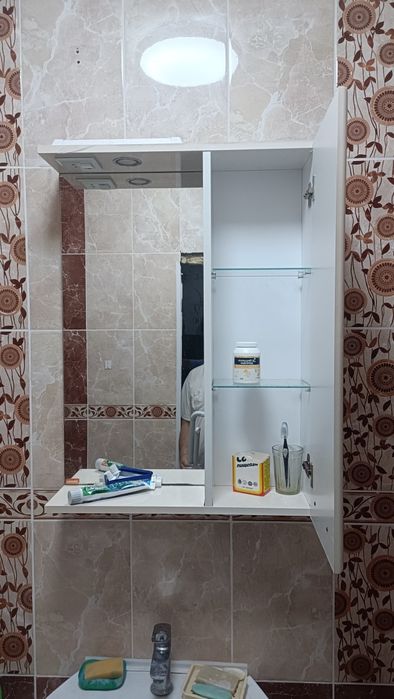 Шкаф с зеркалой для ванны