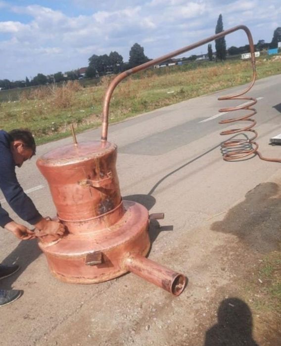 Vand cazane de tuica din cupru alimentar de 99.97 la suta avem pe stoc