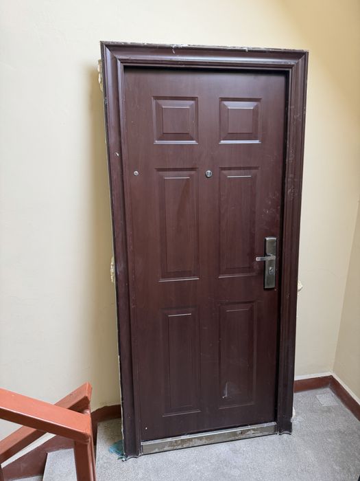 Входна врата за апартамент