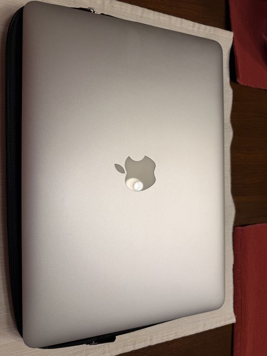 Macbook Air 13” (Early 2015), stare foarte buna, 250 GB SSD,4 G RAM