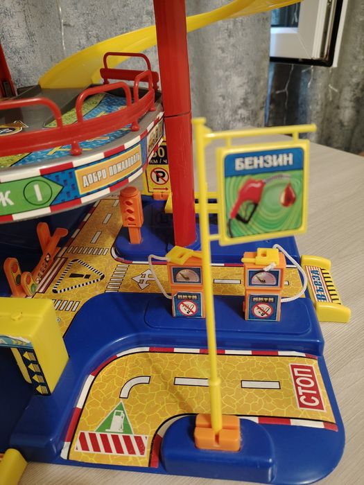 Продам Паркинг для машинок с лифтом.